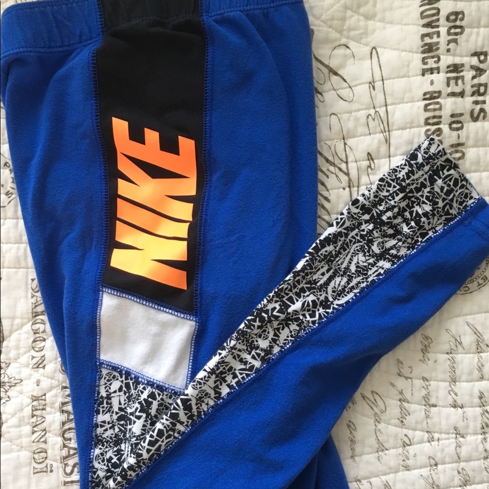 Super cute Nike color block leggings!